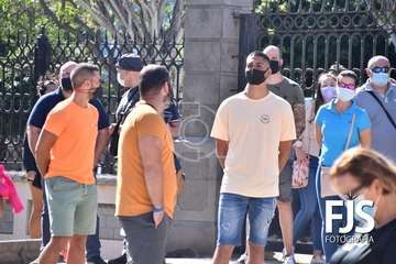Protesta de los trabajadores del Paco Artiles y encuentro al aire libre con el alcalde en Arnao/TA.